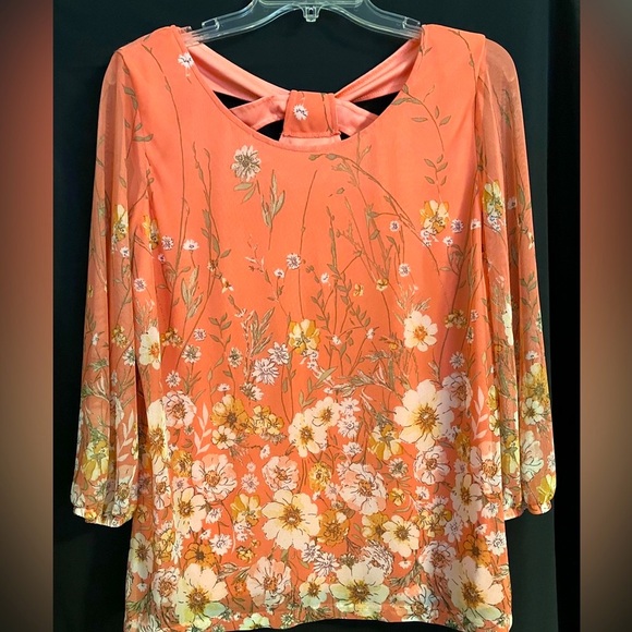 Roz @ Ali peach lined floral top with cut-out back. - Picture 1 of 4
